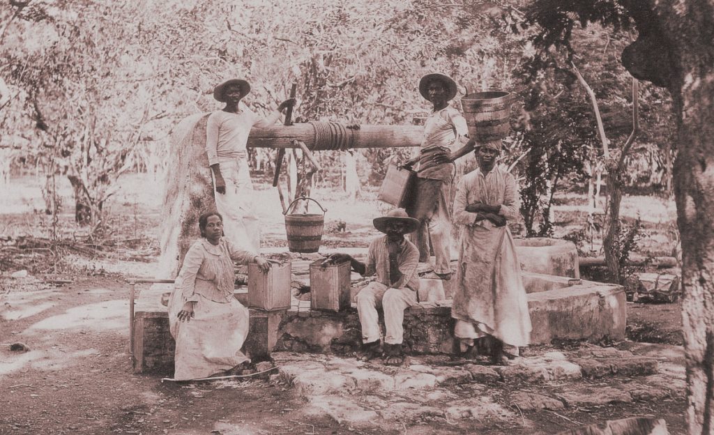 7 Watercarriers by a well. Photo Soublette et Fils-web